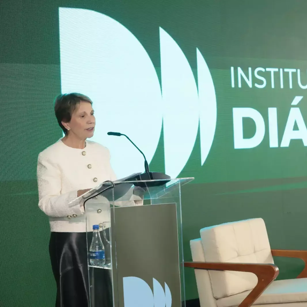 Senadora esquece 2º turno e já discute "terras raras"