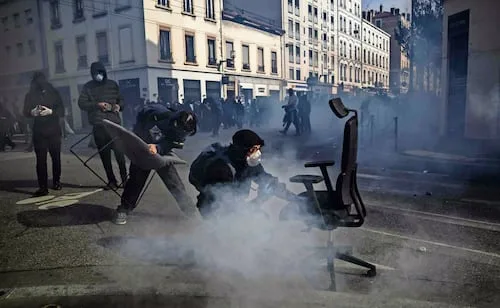 Decenas de miles exigen mejores condiciones educativas en Francia
