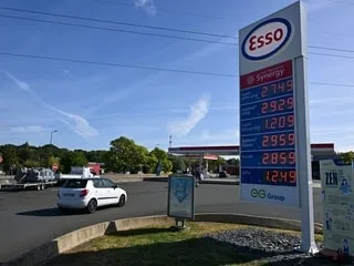 « Quand on voit les bénéfices qui sont faits… » : ils racontent comment ils font face à la flambée des prix du carburant