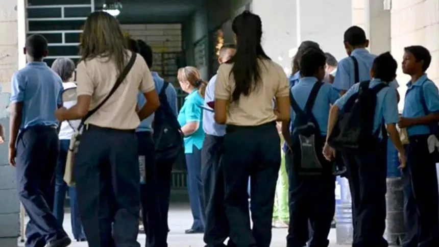 Damnificados serán reubicados: Colegios que servían como campamentos volverán a retomar actividades escolares