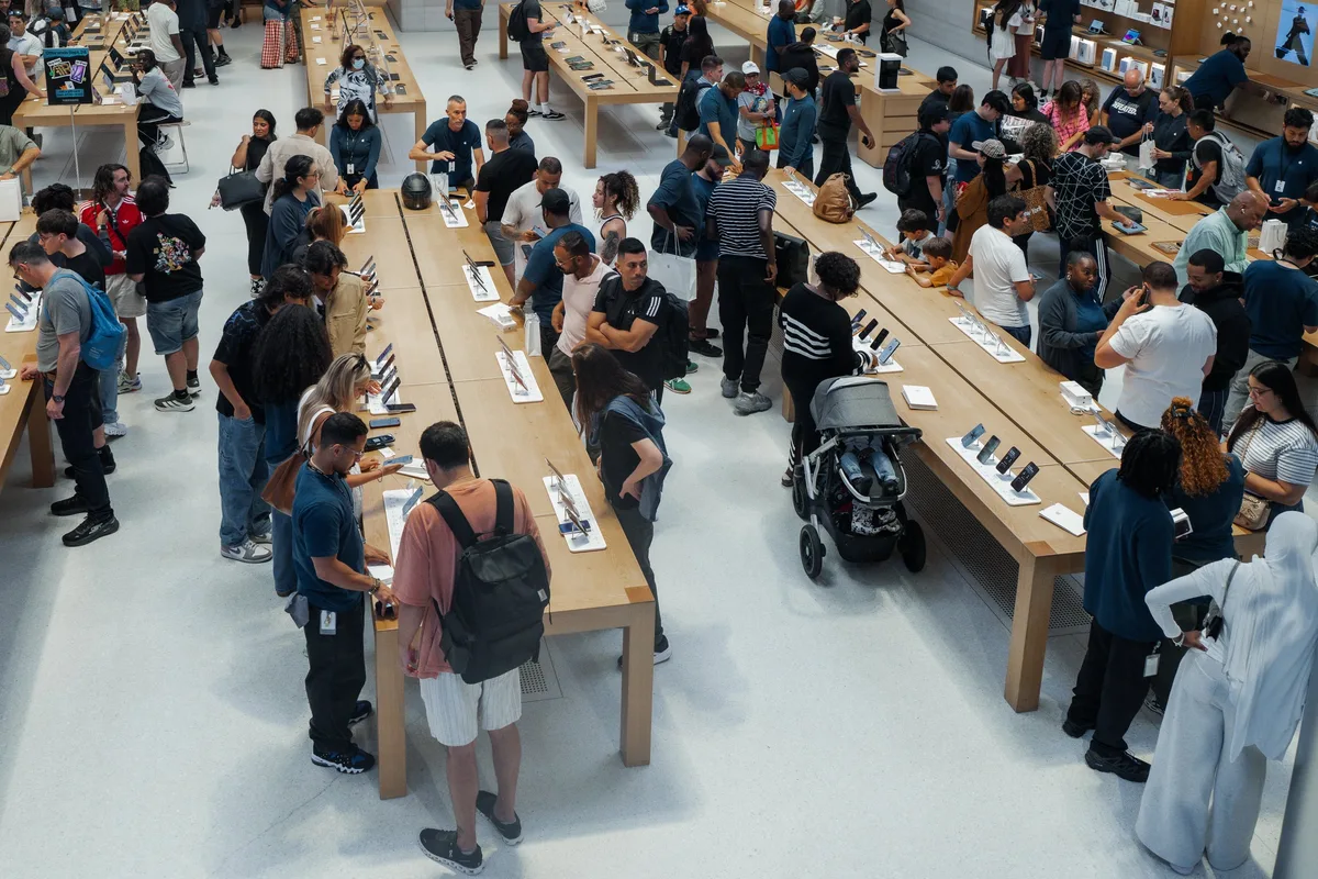 Apple llama a sus máximos históricos en Bolsa tras agotar las reservas de su nuevo iPhone plegable