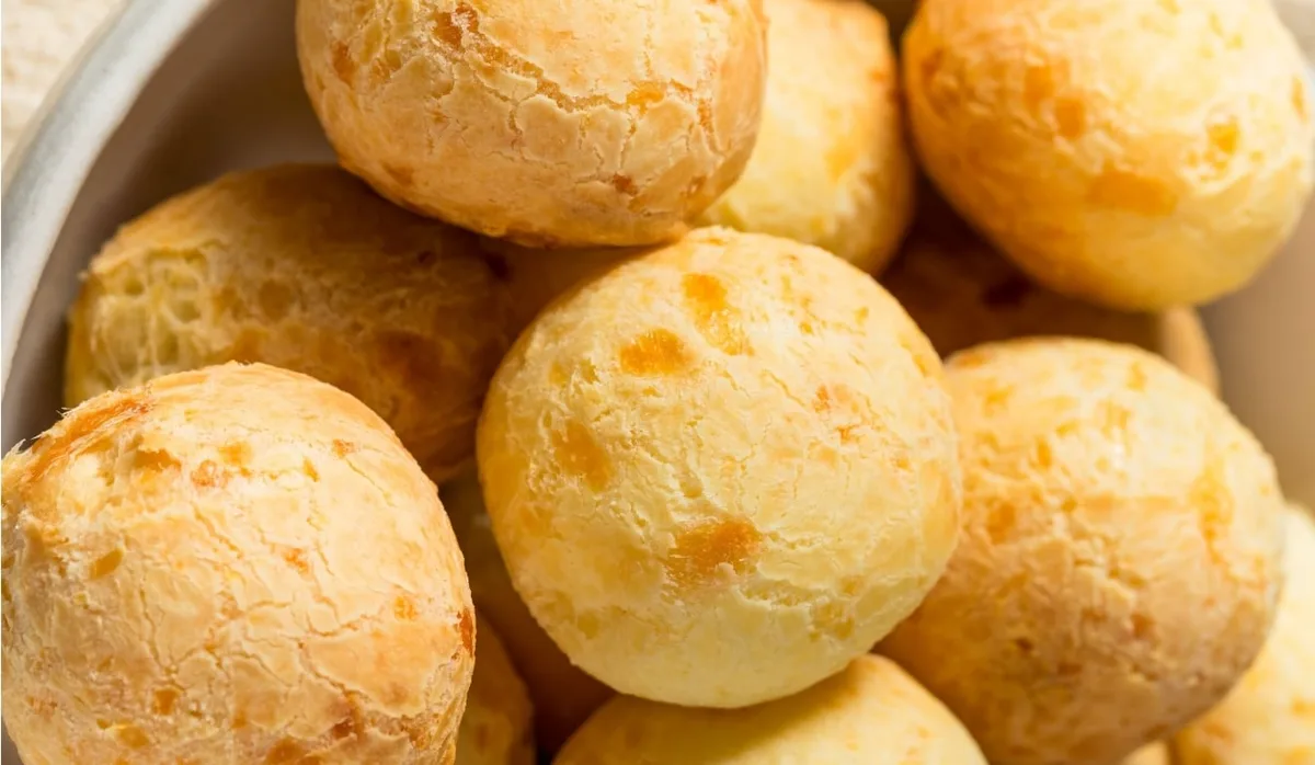 Tem pão de queijo em casa? 3 receitas mostram como transformar o quitute