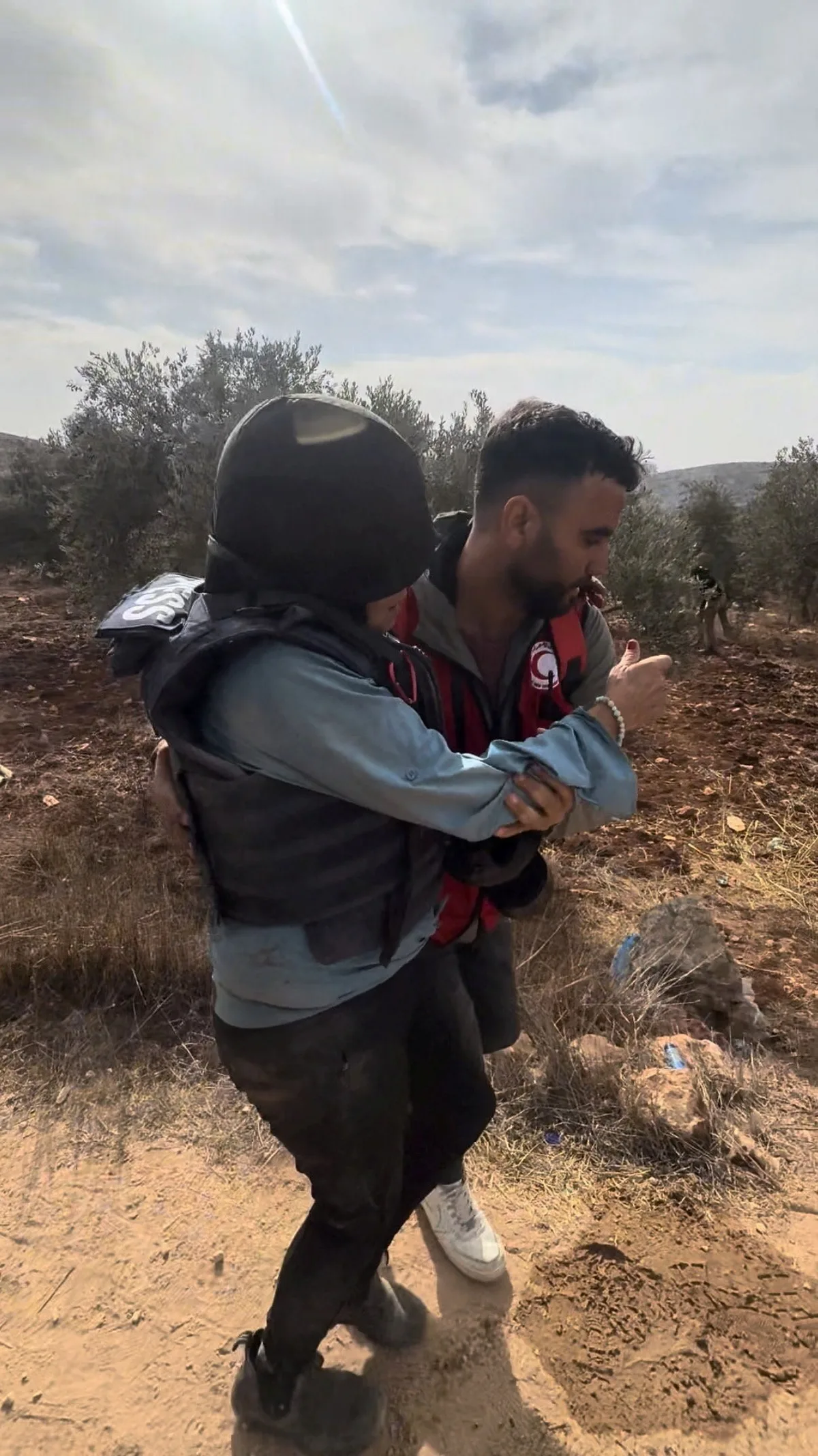 VÍDEO mostra jornalista dos EUA ferida após ataque de colonos israelenses