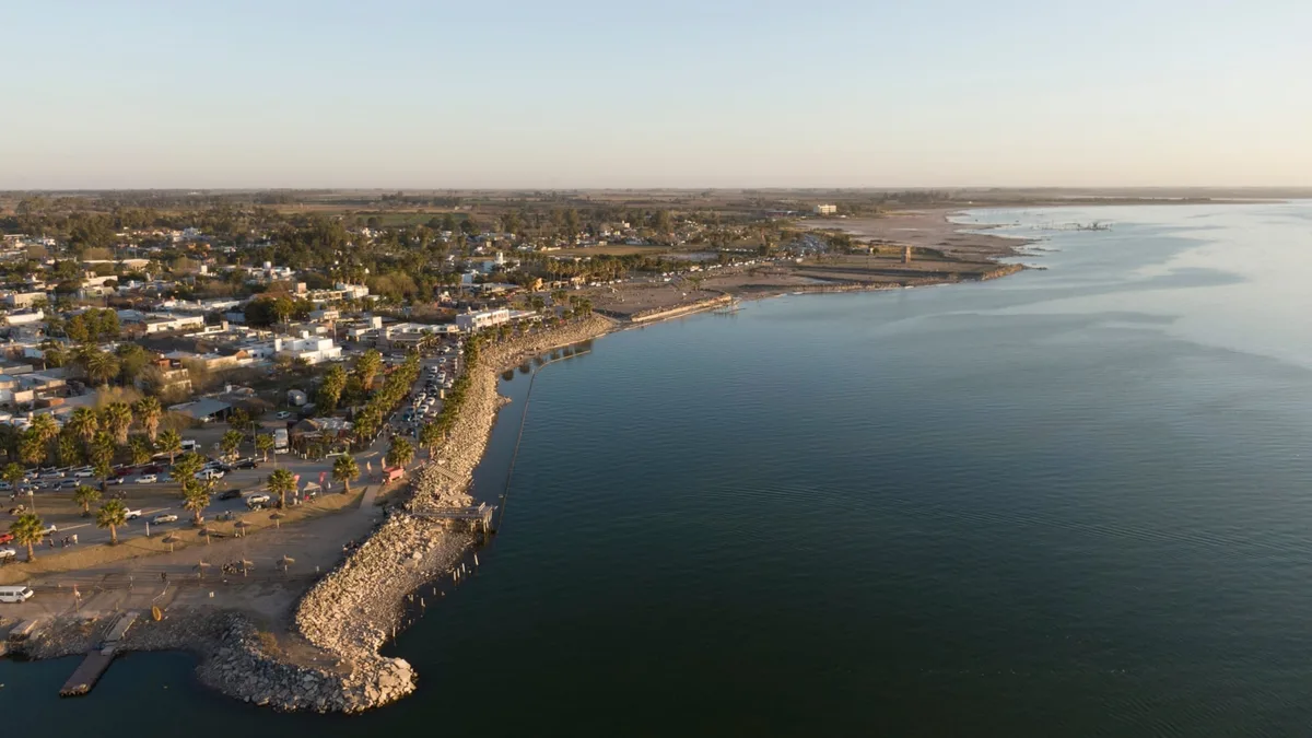 Tiene solo 2.400 habitantes, pero recibe multitudes: el pueblo cordobés con laguna de agua salada, playas con paradores y reserva natural