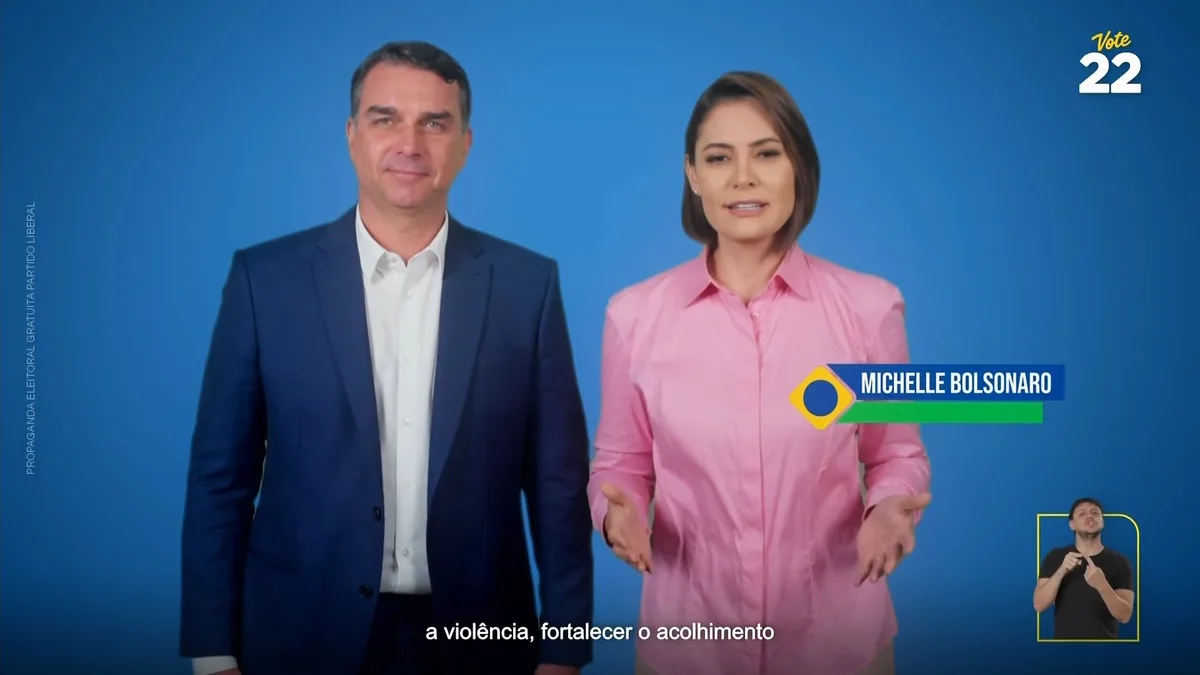 Flávio Bolsonaro e Michelle aparecem juntos em propaganda eleitoral