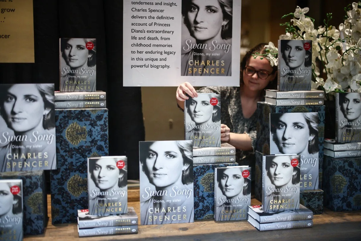Livro sobre a princesa Diana é lançado no Reino Unido; veja as revelações e acusações feitas pelo irmão da princesa