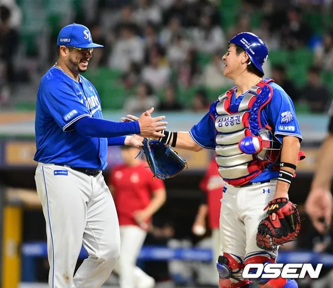 [사진]강민호, '7이닝 2실점 후라도 수고했어'