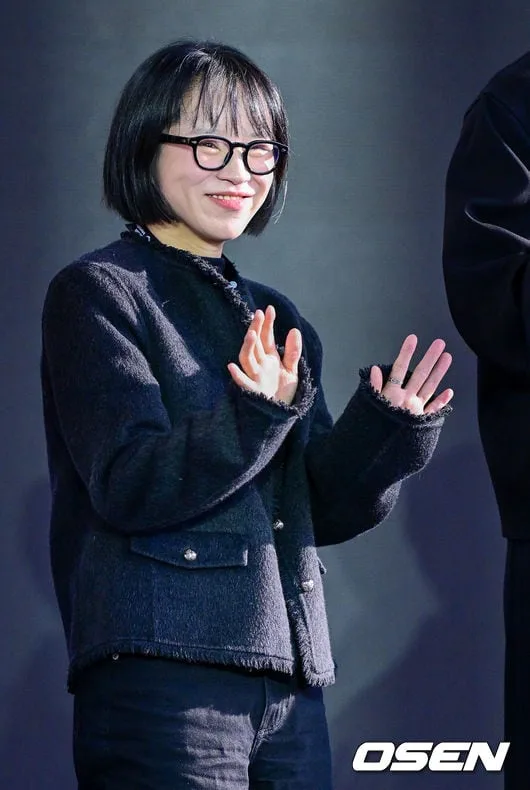 [사진]관객들 환호에 답하는 '첫세계' 윤단비 감독