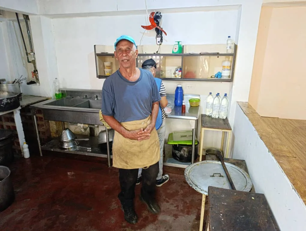 De las donaciones y las manos de voluntarios salen la comidas que sacian el hambre en la zona cero de La Guaira