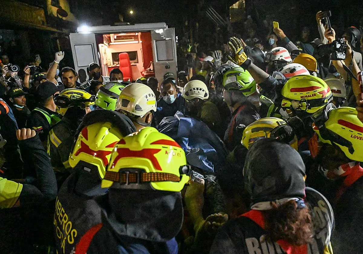 Muere una mujer que había sido rescatada con vida tras 36 horas bajo escombros en Colombia