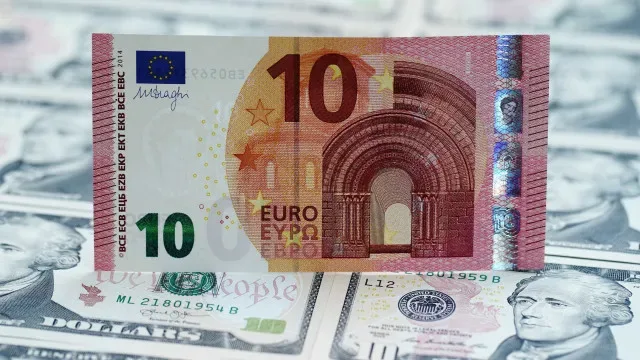 Euro desce face ao dólar mantendo-se acima dos 1,11 dólares