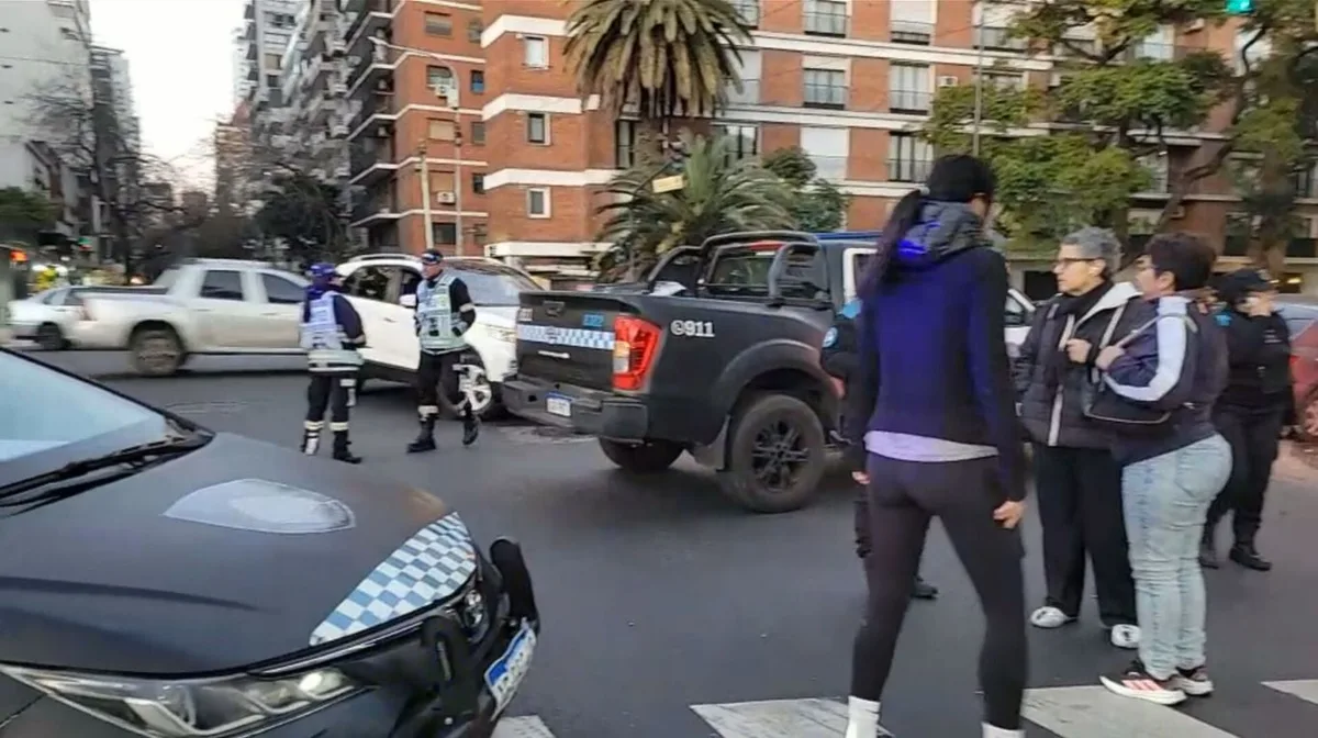 Un hombre chocó a una moto en Palermo y no quiere bajarse de su auto blindado para hablar con la Policía