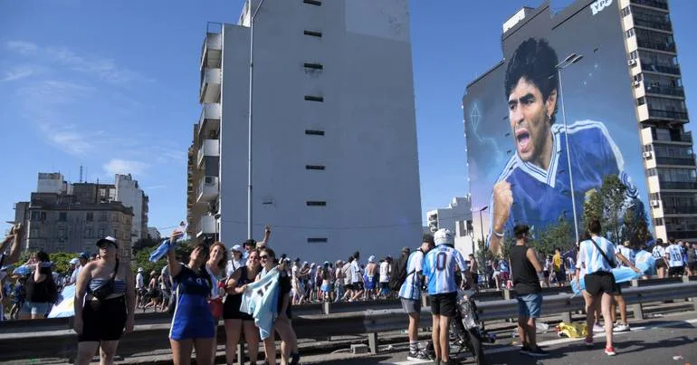 Maradona. Bola da "mão de Deus" vendida por 2,9 milhões