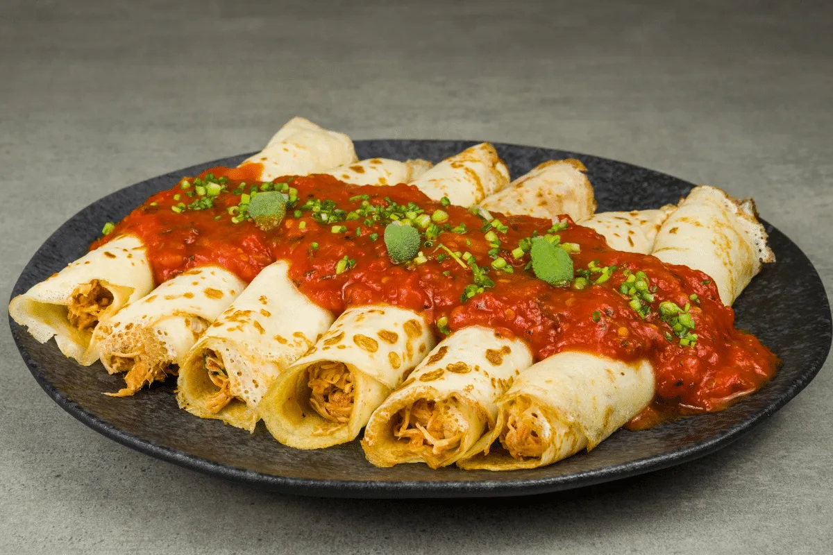 Quer um jantar proteico e fácil? Aprenda a fazer esta panqueca com frango desfiado