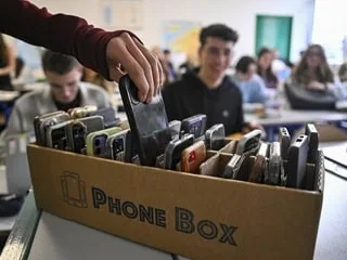 Bannir les téléphones des lycées à la rentrée ? Élèves, professeurs et proviseurs sceptiques sur la nouvelle règle