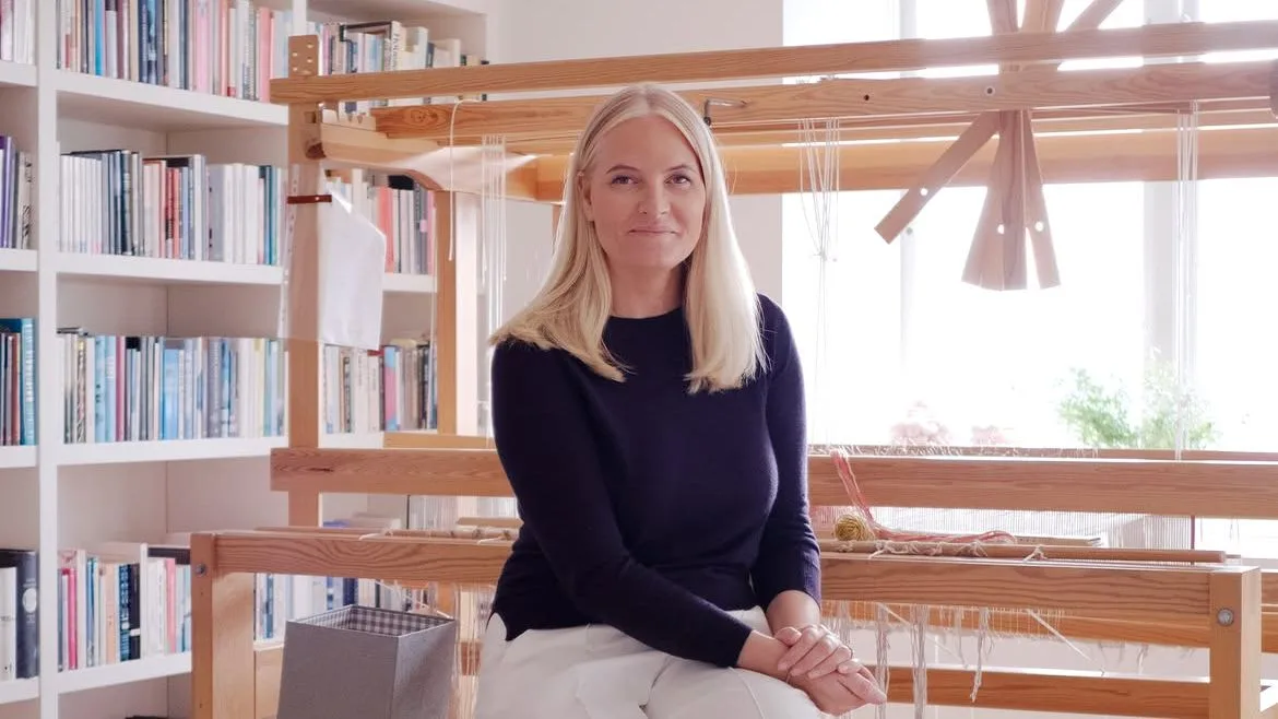 La reina Mette-Marit reaparece en medio de su baja médica y revela qué le devuelve la calma en sus peores días
