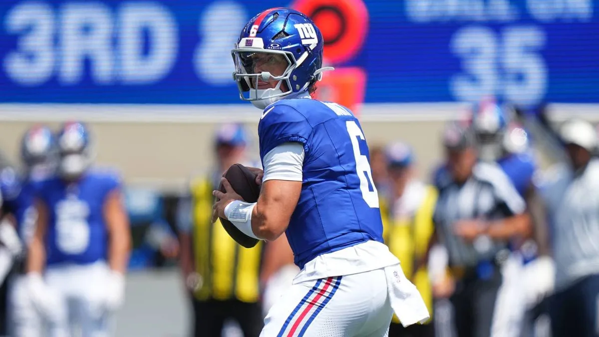 Giants’ Dart scrambles and connects with Fields on off-balance TD pass