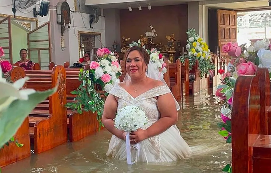 VIDEO: novia caminó al altar durante una boda con el agua hasta la cintura en Filipinas