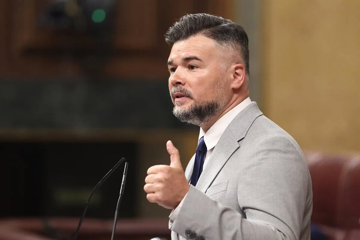 Rufián acusa al Gobierno de entregar su "dignidad" en Ceuta y dice que "no se sostiene" que Marruecos no esté implicado