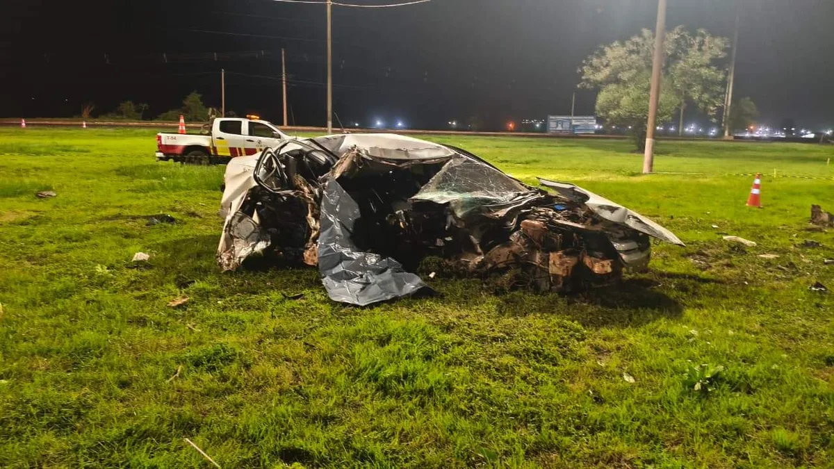 A caminho do trabalho, motorista morre ao atingir carro contra árvore