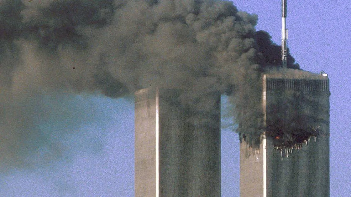 “Peguei na mala e corri”: estava no 95.º andar quando percebeu que um avião tinha atingido a torre