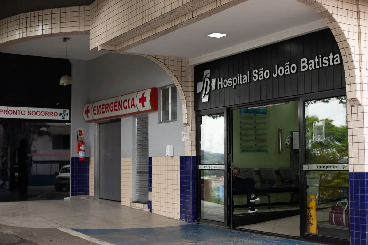 Jovem e adolescente ficam feridos após sofrerem queda de moto em Volta Redonda