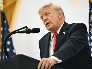 Donald Trump veut renommer l’IA « Super intelligence » et menace les réfractaires