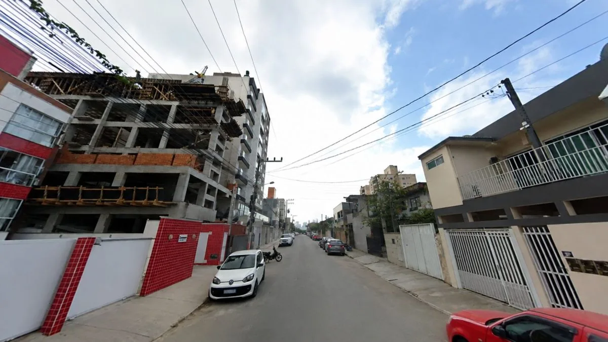 Elevador despenca de oito metros durante transporte de materiais e deixa um trabalhador morto e outro ferido em cidade de SC