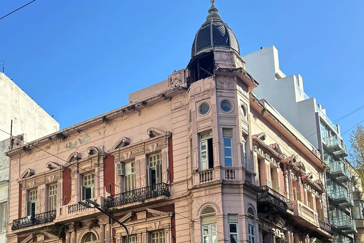 Se cayó parte de una cúpula en Callao y Sarmiento y tuvieron que evacuar a 30 personas