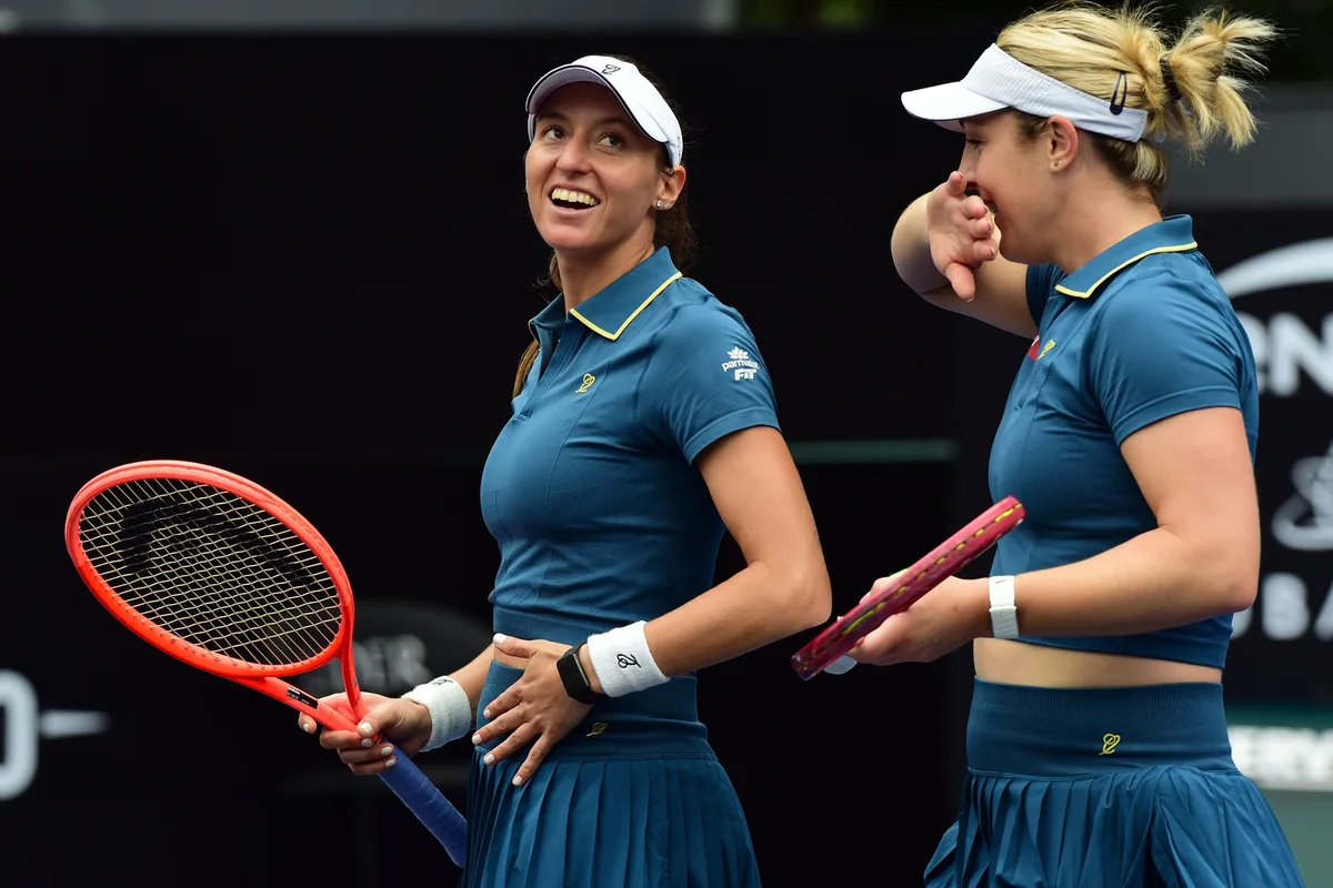 Luisa Stefani e Gaby Dabrowski avançam à semifinal do SP Open após desistência de adversárias