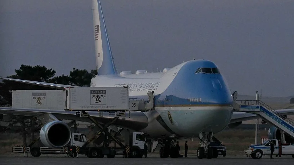 Trump foi colocado escondido em caminhão para trocar de avião por ameaça do Irã, segundo relatos
