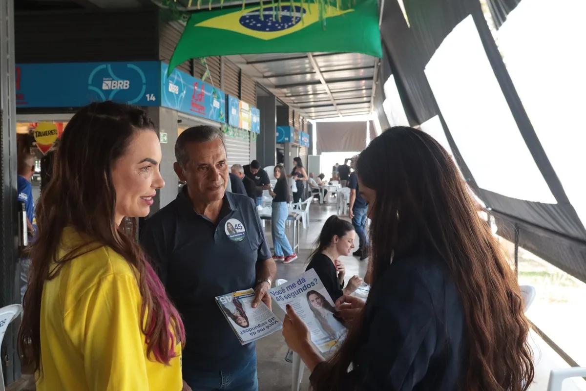 Em campanha, Paula Belmonte visita feira livre e se reúne com professores