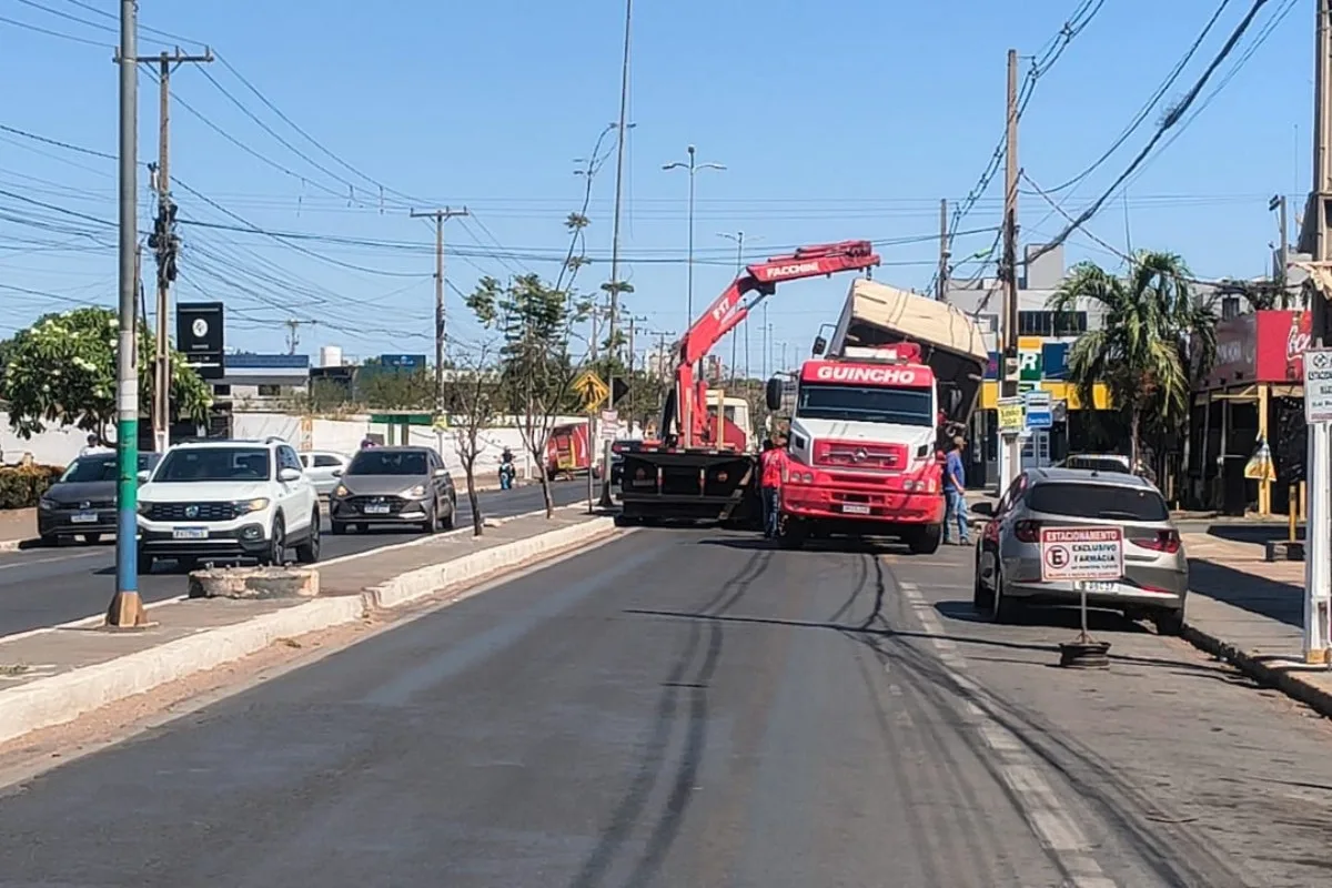 Caminhão guincho derruba fiação, deixa UPA sem energia e bloqueia avenida em Várzea Grande (MT)