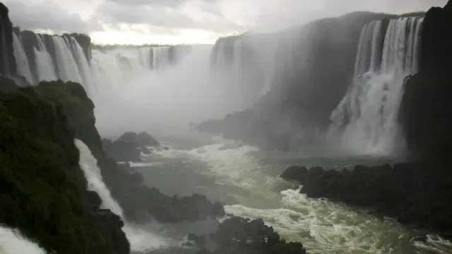 Acesso a Cataratas do Iguaçu restrito devido à cheia do rio