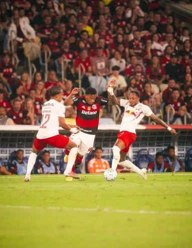 Flamengo atualiza situação física de Plata após vitória sobre o Bragantino