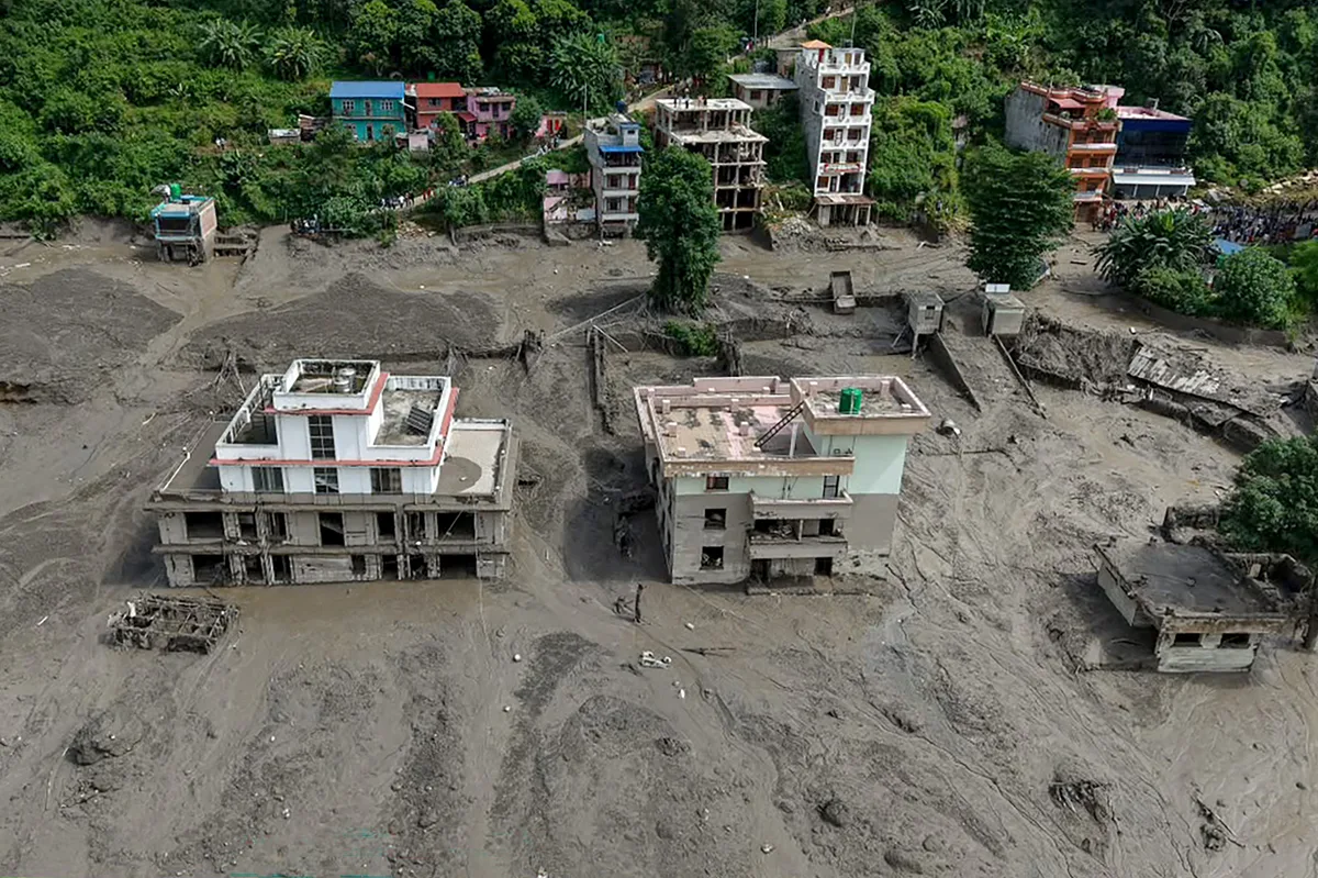 Vídeo: Nepal e Tibete têm avalanche de lama após enchentes; centenas estão desaparecidos