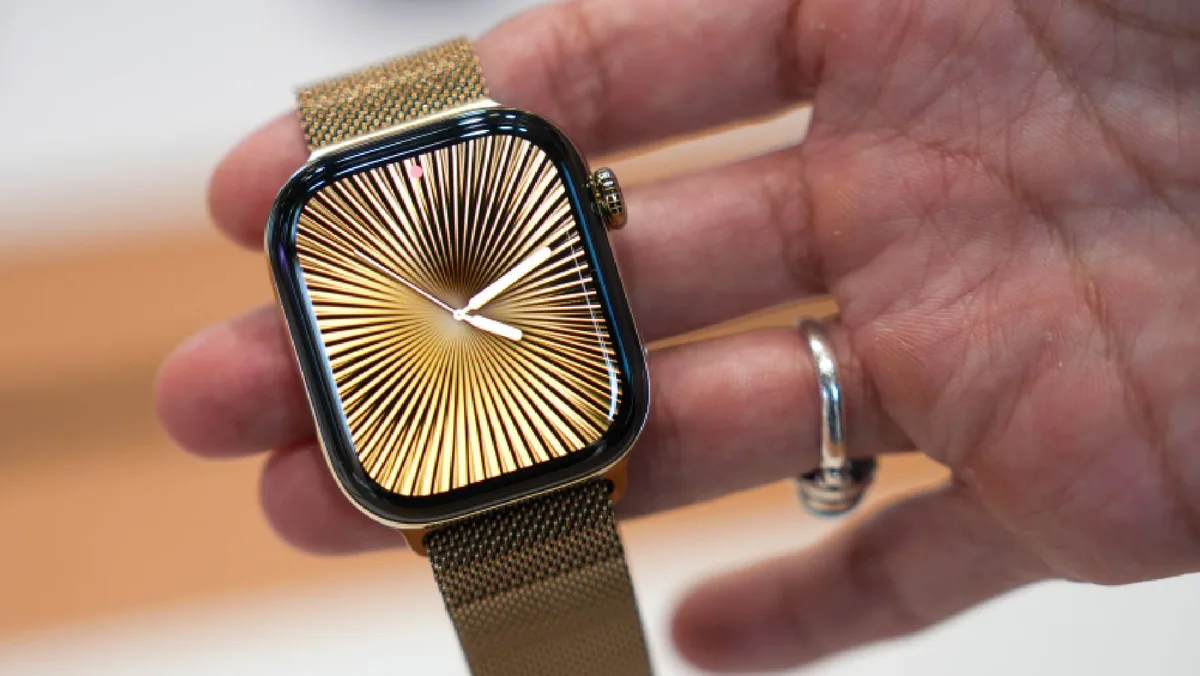 Lleva la IA en tu muñeca: Apple da ‘asistente inteligente’ a sus relojes para rebobinar conversaciones