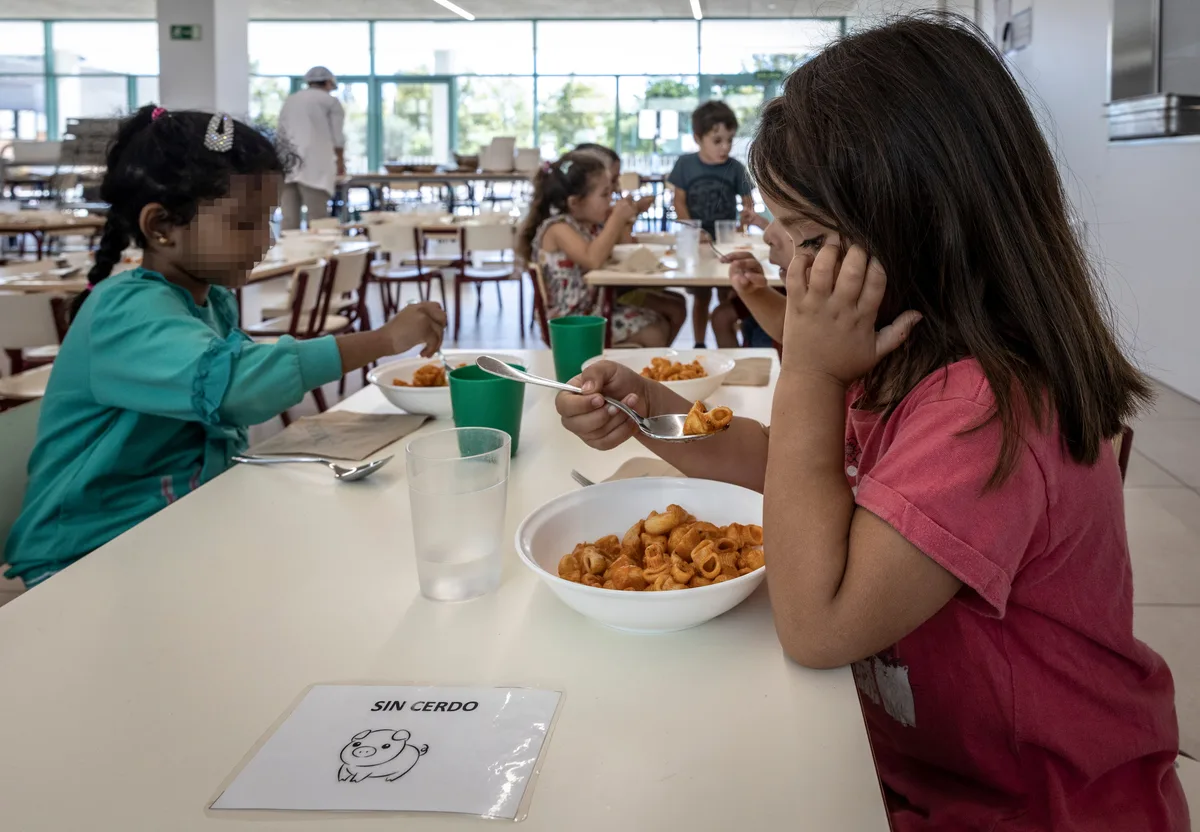 El eslogan de Vox choca con la realidad: el menú halal no está prohibido en los colegios valencianos