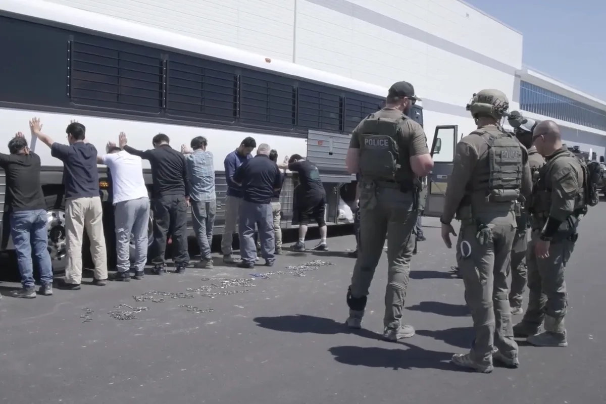 Para frenar al ICE: el operativo con 300 migrantes detenidos en una fábrica que derivó en un reclamo millonario