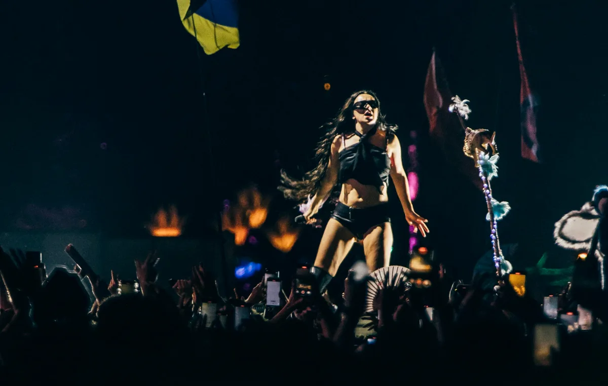 Watch Charli XCX review her past Reading & Leeds performances: “It’s cringing me out”