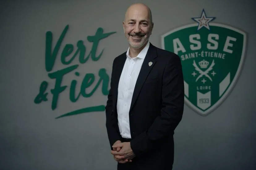 Le président de l'AS Saint-Étienne, Ivan Gazidis, réaffirme son ambition de faire progresser le club à son rythme, sans folies financières : « Nous ne sommes pas le PSG de la Ligue 2 »