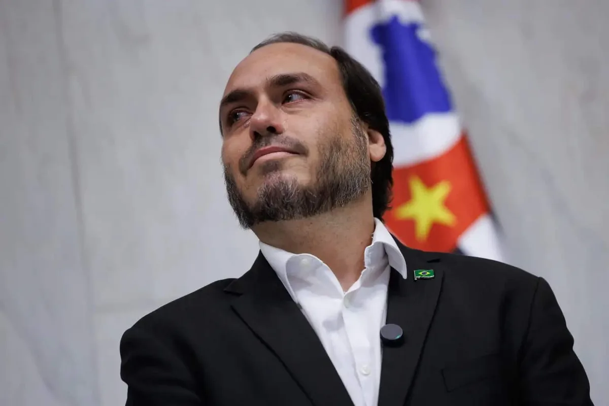 Carlos Bolsonaro deixa SC fora da estreia eleitoral e volta à TV para dizer que “renasceu” no estado