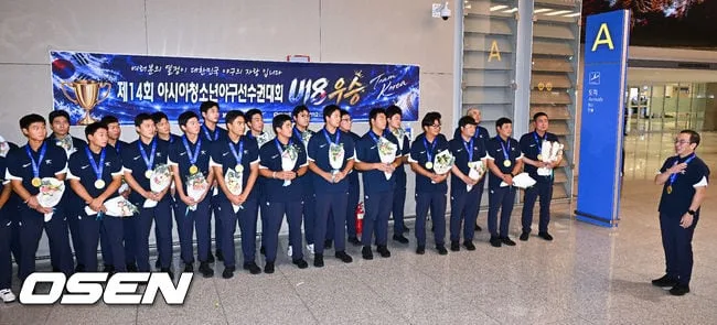[사진]8년만 우승 해낸 U18야구대표팀 향해 감사 인사말하는 송병준 단장