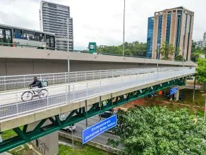 ASSISTA: Passarela é atingida por carreta e desaba em SP; duas pessoas morrem