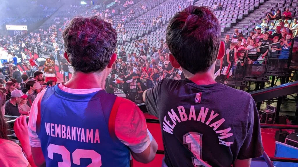"C'est le plus grand ambassadeur du basket français" : à Bercy, la folie Wemby