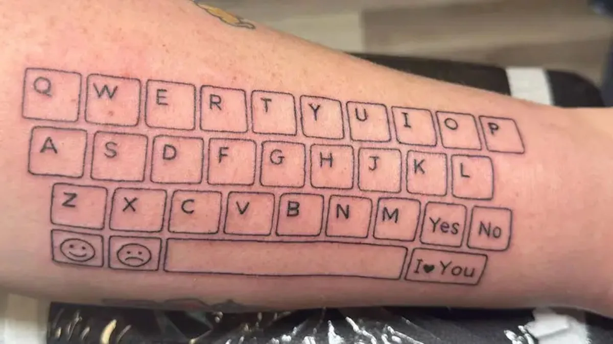 Mãe tatua teclado no braço para que filho autista possa “falar” sempre com ela