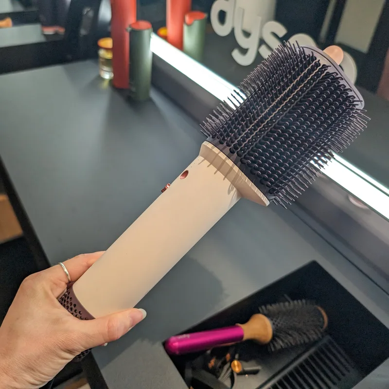 Actualité : Airsmooth : Dyson s'attaque au brushing et aux frisottis avec une brosse soufflante originale