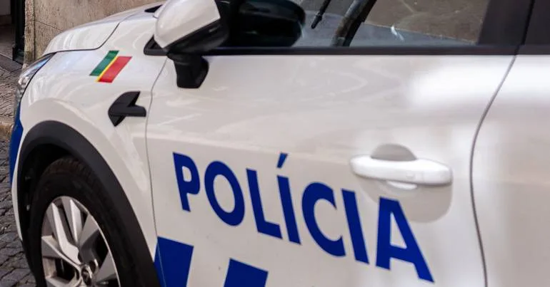 Rabo de Peixe. PSP dispara para o ar após viaturas atacadas