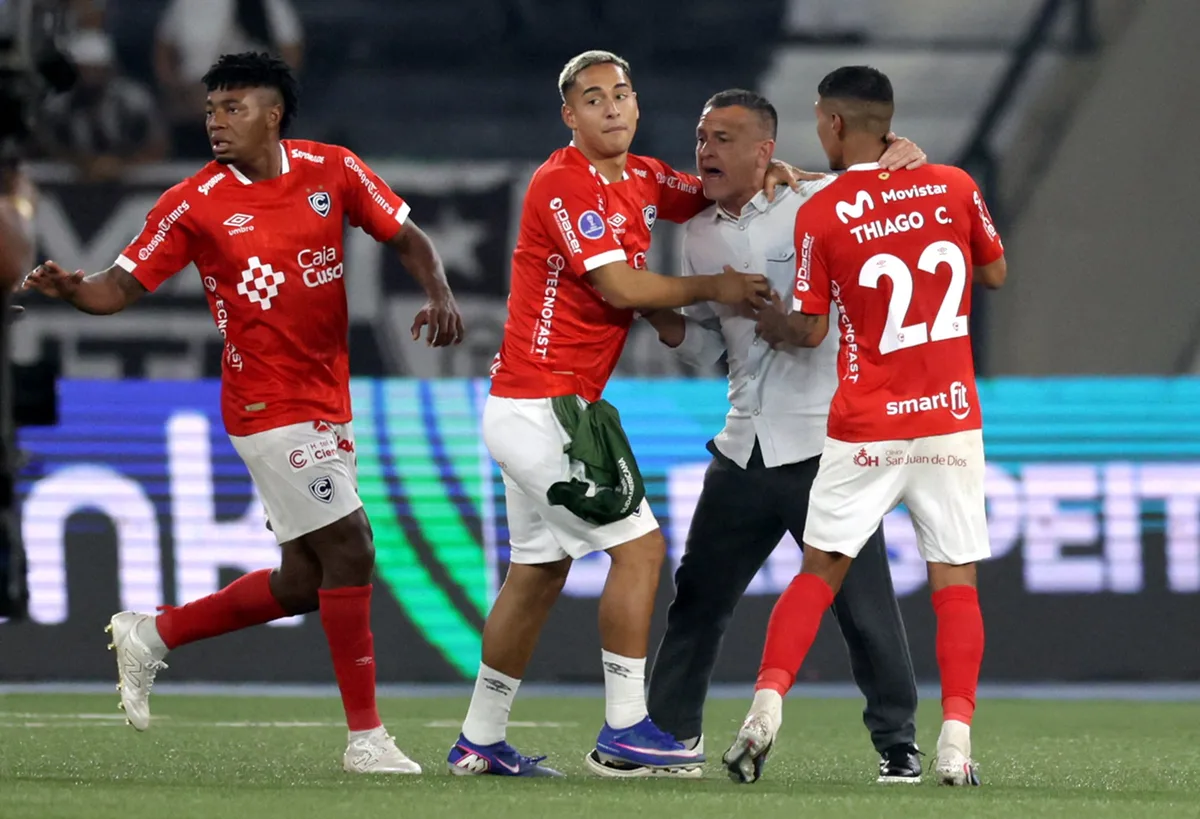 Jugadores de Botafogo persiguieron a Horacio Melgarejo tras partido: DT se llevó fuerte susto en clasificación de Cienciano