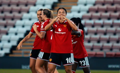 Rebeca Bernal firma un espectacular doblete; se estrena como goleadora del Manchester United
